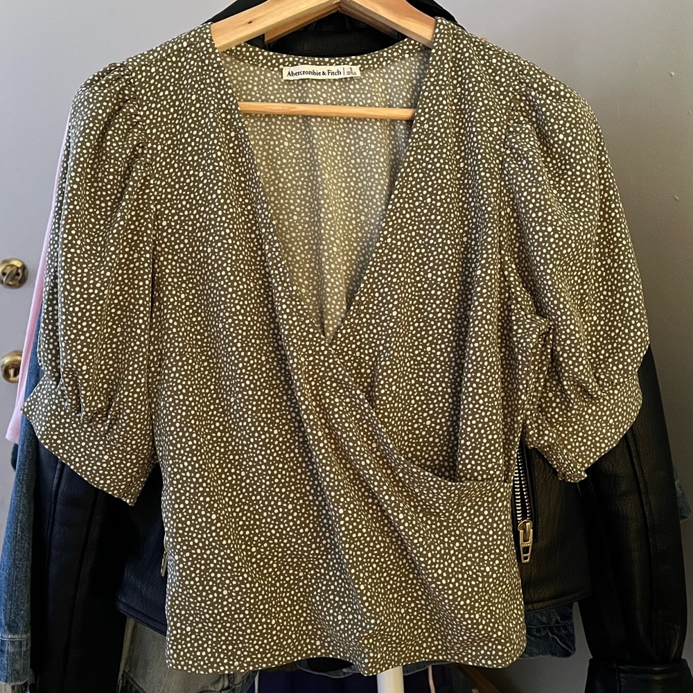 Abercrombie Green Dot Top Size Small